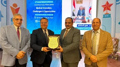 تكريم المدير التنفيذي لمستشفيات جامعة بنها خلال مؤتمر طب الأهلية