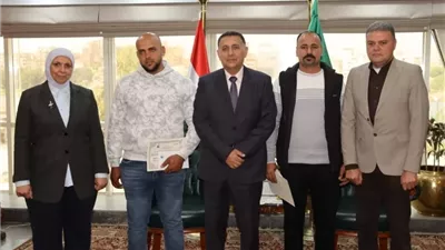محافظ القليوبية يكرم سائقين تحديا النيران وأوقفا امتداد حريق القناطر الخيرية