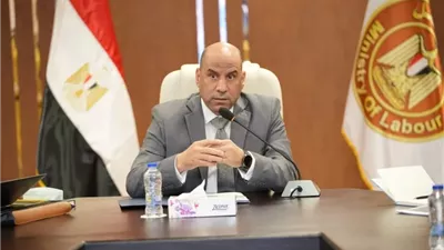 وزير العمل يترأس اجتماع 
