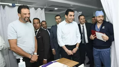 وزير الشباب يزور مستشفي الناس