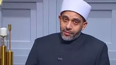 لا مانع من القراءة من المصحف أو الهاتف المحمول أثناء الصلاة