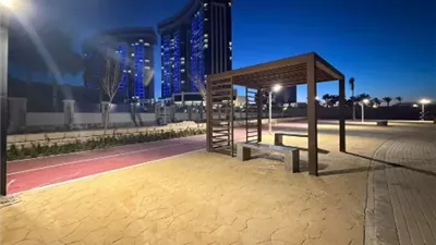 أول ممشى ساحلي عالمي يربط مارينا 7 بمارينا 5 بطول 2.7 كم
