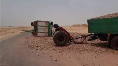 انقلاب سيارة نقل جامبو محملة بمواد بناء على طريق أكتوبر الصحراوى