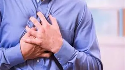 علامات ألم القلب الحقيقي وخطوات الإسعاف العاجل