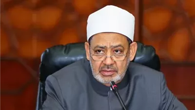 شيخ الأزهر يُعزِّي رئيس الوزراء الدكتور مصطفى مدبولي في وفاة والد