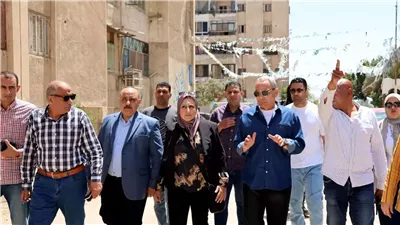 محافظ الإسماعيلية يتفقد عمارات الكوكاكولا ويبحث مشاكلها