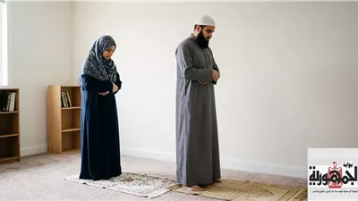 هل تصح صلاة الرجل بامرأته جماعة في البيت؟.. الإفتاء تجيب