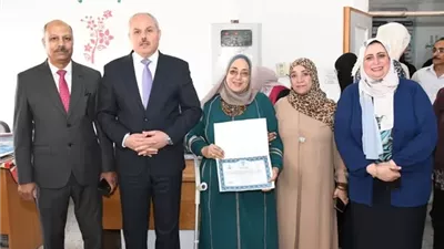 رئيس جامعة القناة يكرم العاملين الفائزين بجائزة الإرادة الذهبية
