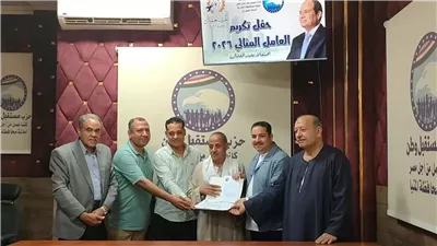 تكريم عمال المنيا المتميزين في احتفالية 