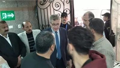 عميد طب بنها يفاجئ قسم الطوارئ ويُحيل متغيبين من الأطباء للتحقيق