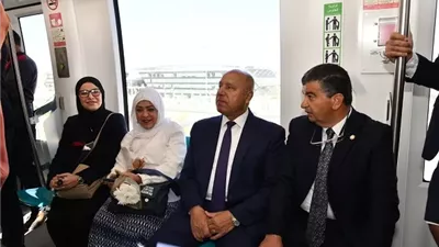 وزير النقل يقدم التهنئة للشعب المصري على تشغيل مونوريل شرق النيل