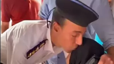 ضابط شرطة يحمي إنسانية سيدة 