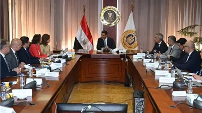 وزير الصناعة يبحث مع 