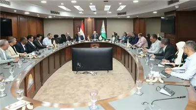 محافظ الجيزة يعقد لقاءً مع رؤساء الأحياء والمراكز والمدن الجدد