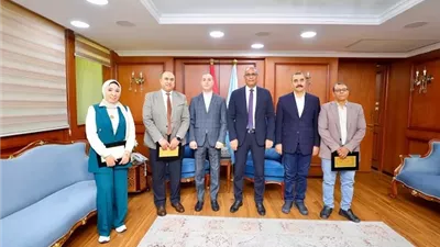 محافظ كفرالشيخ يكرم كوادر مركز الأورام