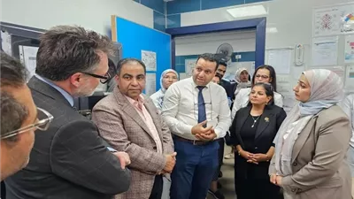 زيارة السفير الكندي ووفد منظمة إنقاذ الطفل للوحدة الصحية باسيوط