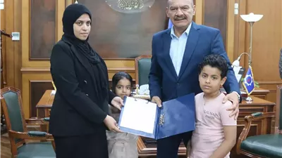 محافظ السويس يكرّم أسرة عامل متوفى ويقدّم دعماً لشاب من ذوي الهمم