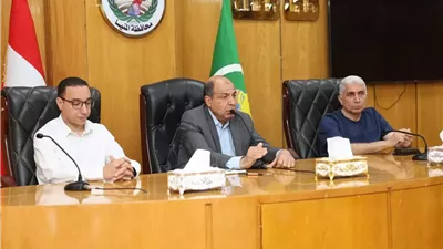 ملفات على مائدة مناقشات محافظ المنيا مع رؤساء المراكز