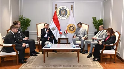 وزير الصناعة يبحث مع سفير فرنسا تعزيز التعاون بين مصر وفرنسا