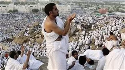 هل يشترط الوقوف على جبل الرحمة لصحة الوقوف بعرفة؟