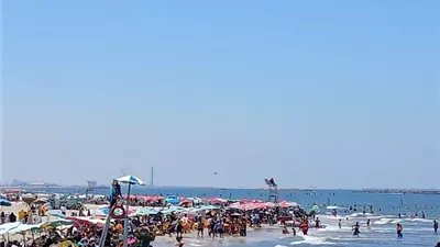 زحام شديد بشواطئ رأس البر في رابع أيام العيد