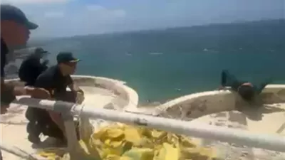 الداخلية تكشف ملابسات فيديو محاولة شخص الانتحار من أعلى عقار