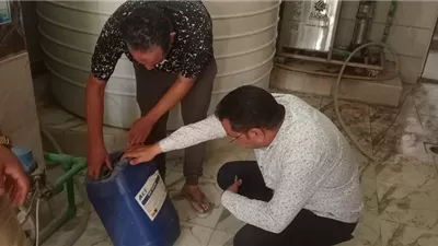 ضبط مصنع غير مرخص لتعبئة المياه بداخله 1100 قارورة مياه مخالفة