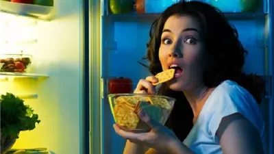 هل قلة النوم تجعلك أكثر جوعًا؟ اكتشف الحقيقة العلمية