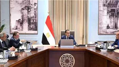 رئيس الوزراء يجتمع مع محافظ البنك المركزي ووزير المالية لاستعراض عددٍ من الملفات