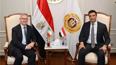 وزير الصناعة يبحث مع سفير أيرلندا لتعزيز التعاون الصناعي والاستثماري
