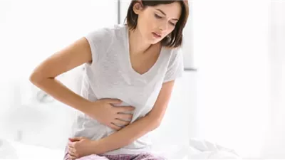 ألم البطن ليس دائمًا بسيطًا .. علامات تستوجب مراجعة الطبيب فورًا