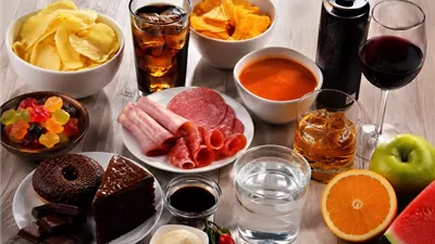 خبيرة تحذر: أطعمة ومشروبات تتناولها يومياً قد تُسبب الجفاف بصمت