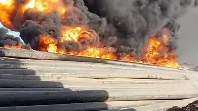 إندلاع حريق هائل بمواسير الصرف الصحي بقرية فى المنصورة