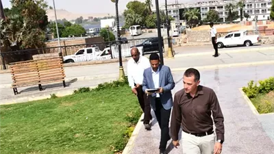 محافظ أسوان يتابع تنفيذ مشروع ملاعب البادل على كورنيش النيل