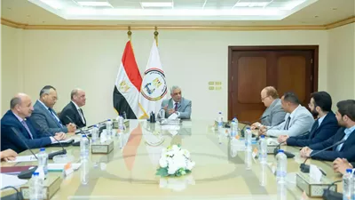 وزير الدولة للإنتاج الحربي يستقبل وفدًا أكاديميًا وطلابيًا من 