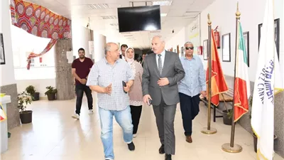 رئيس جامعة القناة يتفقد لجان امتحانات كلية الألسن
