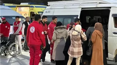جرحى فلسطينيون يغادرون عبر معبر رفح لفلسطين