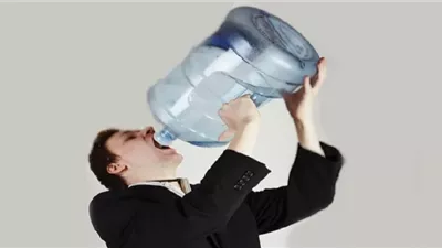 طبيب يكشف أفضل مشروب لإرواء العطش في الحر الشديد