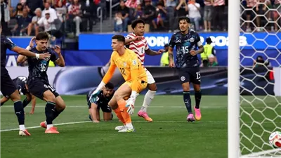 منتخب أمريكا يكتفي بثلاثية في شباك باراجواي في شوط أول مثير