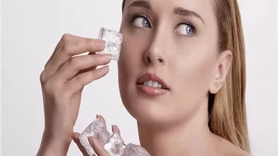 مكعبات الثلج للبشرة .. لمسة باردة تمنحك إشراقة طبيعية
