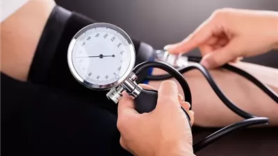طرق طبيعية يومية للسيطرة على ضغط الدم المرتفع وتحسين الصحة العامة