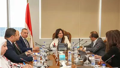 وزيرة الإسكان تبحث مقترح إنشاء مشروع “أوت ليت” تجاري