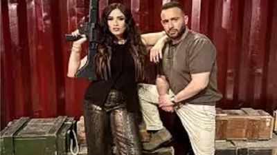 السقا وياسمين عبد العزيز ينتظران عرض 