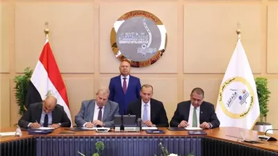 وزير النقل يشهد توقيع عقود تطوير وتحديث السكة الحديد