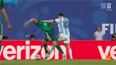 هل استحق بطاقة حمراء؟ .. اتهامات بمجاملة ميسي أمام الجزائر