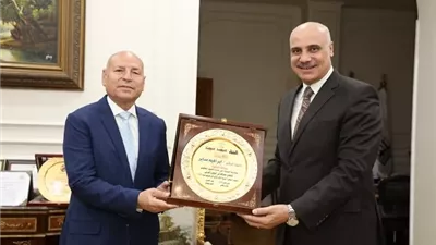 تكريم د. إبراهيم صابر لفوز (القاهرة) بعدة ألقاب عربية وافريقية وعالمية