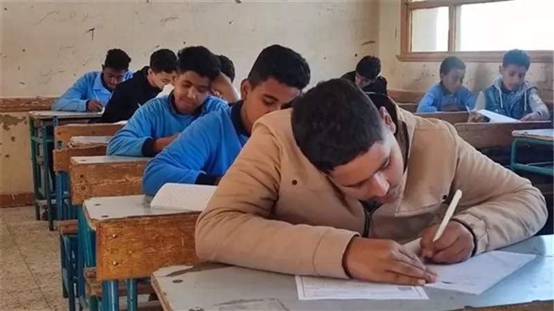 طلاب الشهادة الإعدادية