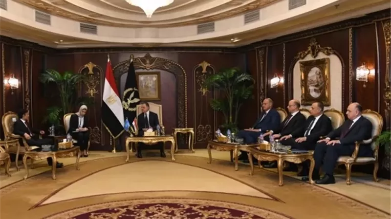 وزير الداخلية يستقبل