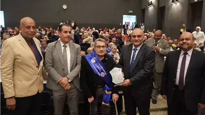 نائب وزير المالية.. يكرم الأمهات المثاليات والموظفين المتميزين
