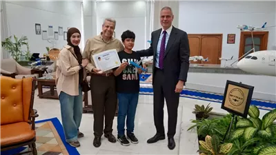 الشركة الوطنية تحتفى بطفل عاشق للطيران وتمنحه شهادة تقدير